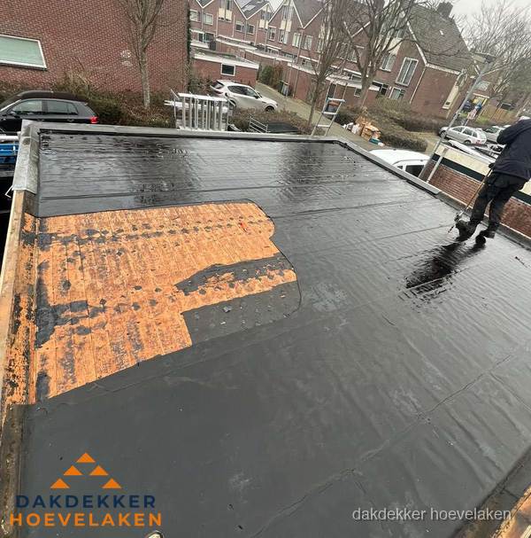 Dakdekker brengt EPDM dakbedekking aan op plat dak in Hoevelaken