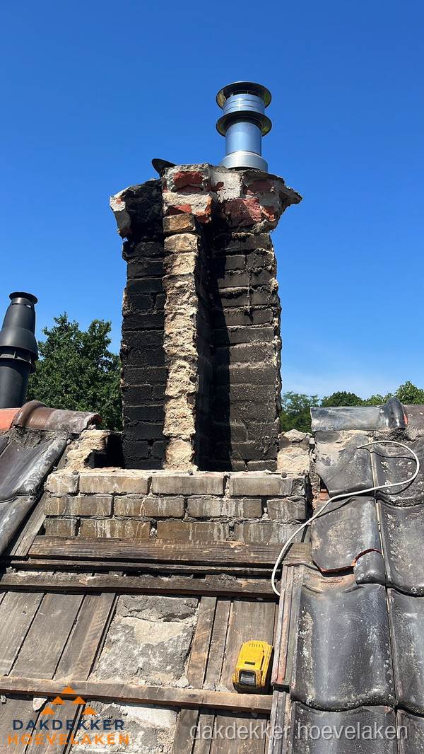 Beschadigde schoorsteen met nieuwe rookgasafvoer op oud dak in Hoevelaken Beschadigde schoorsteen met nieuwe rookgasafvoer op oud dak in Hoevelaken