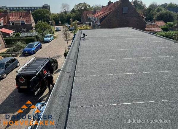 Nieuw bitumen plat dak met uitzicht over woonwijk in Hoevelaken