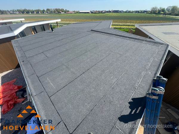 Nieuw bitumen plat dak met uitzicht over landschap in Hoevelaken Nieuw bitumen plat dak met uitzicht over landschap in Hoevelaken