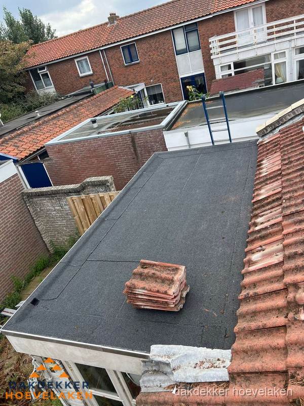 Aanbouw plat dak met reservepannen voor dakpannen vervangen in Hoevelaken