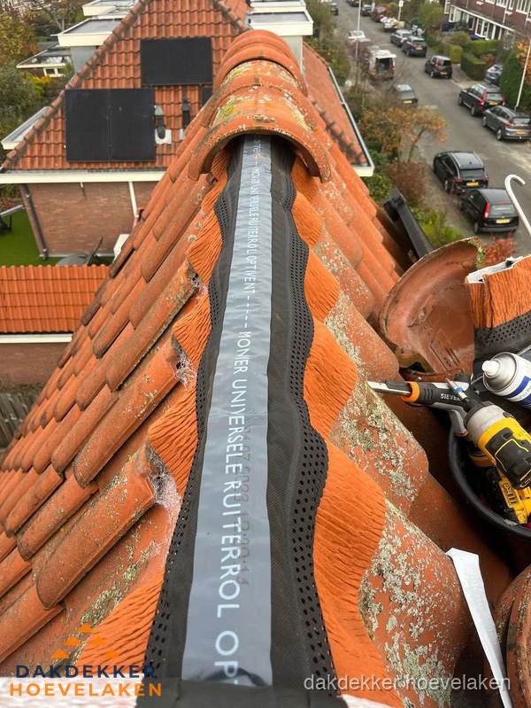 Dakdekker vervangt nokvorst met ruiterrol op pannendak in Hoevelaken