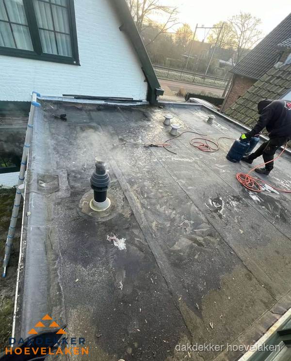 Dakdekker verhelpt daklekkage op plat dak in Hoevelaken Dakdekker verhelpt daklekkage op plat dak in Hoevelaken