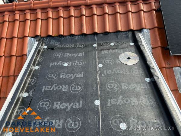 Nieuw dak met dakpannen en Royal onderlaag bij woning in Hoevelaken