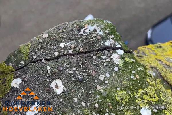 Beschadigde en verweerde nokvorst met scheuren en mos in Hoevelaken Beschadigde en verweerde nokvorst met scheuren en mos in Hoevelaken