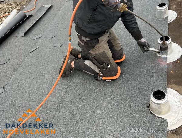Dakdekker repareert bitumen dakleer bij dakdoorvoer in Hoevelaken Dakdekker repareert bitumen dakleer bij dakdoorvoer in Hoevelaken