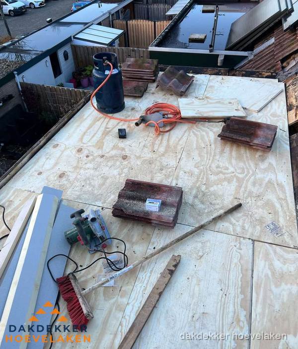 Dakreparatie werkzaamheden op plat dak met gereedschap in Hoevelaken