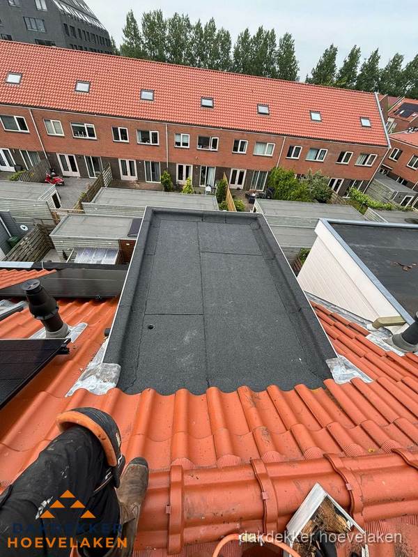 Bitumen dak reparatie op plat dak tussen dakpannen in Hoevelaken