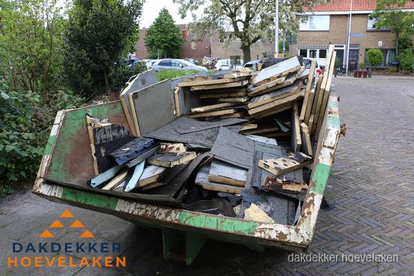 Puincontainer met oud dakmateriaal na dakrenovatie in Hoevelaken