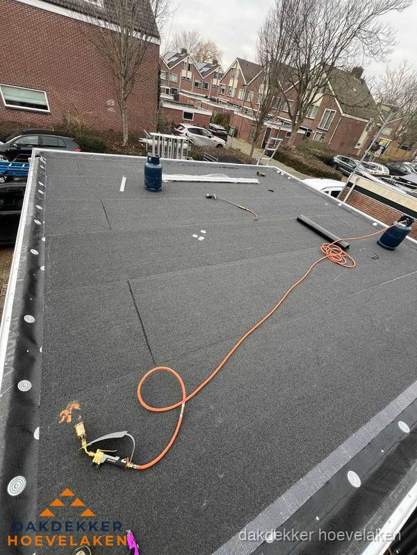 Afgewerkte dakrenovatie met bitumen op plat dak in Hoevelaken