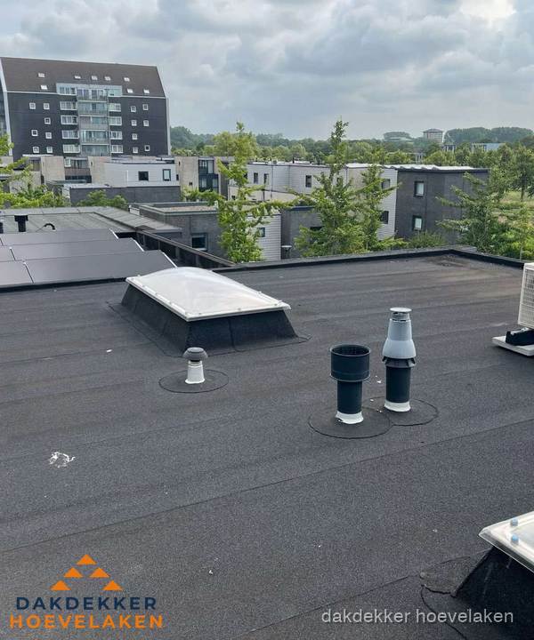 Groot plat dak met lichtkoepel en dakdoorvoeren in Hoevelaken Groot plat dak met lichtkoepel en dakdoorvoeren in Hoevelaken