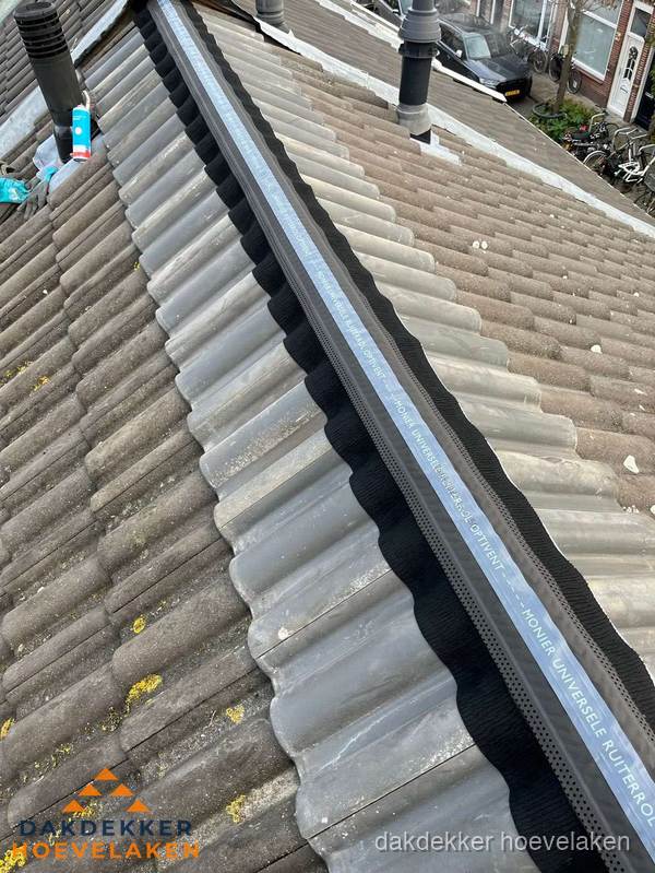 Nokvorst met Monier ventilatie op schuin pannendak in Hoevelaken Nokvorst met Monier ventilatie op schuin pannendak in Hoevelaken