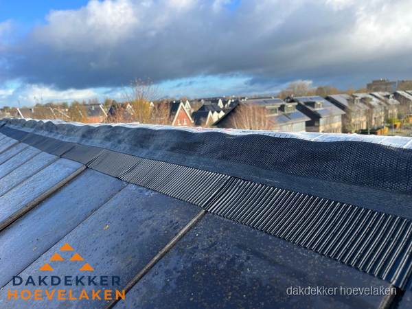 Dakisolatie bij de nok met ventilatieprofiel op schuin dak in Hoevelaken