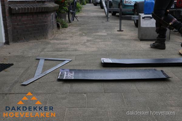 Dakbedekkingsmateriaal en zinkwerk klaargelegd voor reparatie in Hoevelaken Dakbedekkingsmateriaal en zinkwerk klaargelegd voor reparatie in Hoevelaken