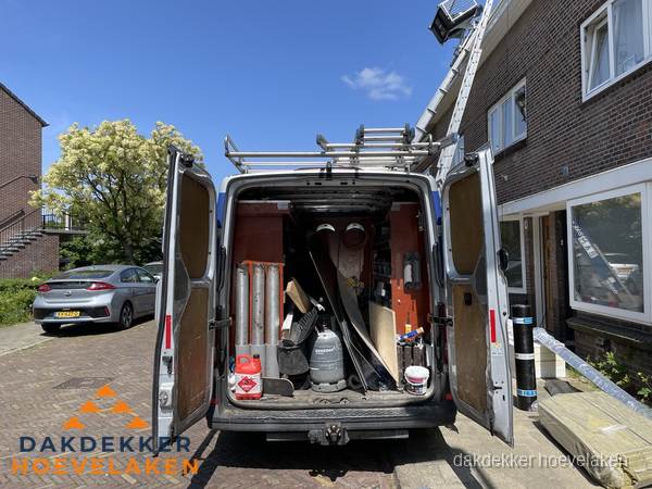 Spoed dakdekker bus met gereedschap en ladder bij woning in Hoevelaken