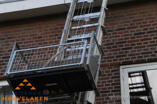 Ladderlift met dakpannen voor dakpan reparatie in Hoevelaken Ladderlift met dakpannen voor dakpan reparatie in Hoevelaken