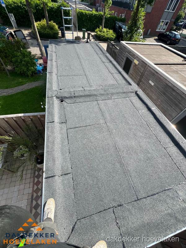 Bitumen plat dak rijtjeswoning vanuit dakdekker perspectief in Hoevelaken Bitumen plat dak rijtjeswoning vanuit dakdekker perspectief in Hoevelaken