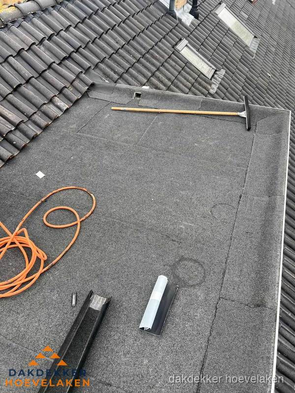 Plat dak reparatie met gereedschap en loodstroken in Hoevelaken Plat dak reparatie met gereedschap en loodstroken in Hoevelaken