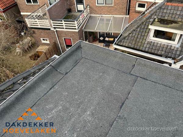 Overzicht plat dak met dakgoot in woonwijk Hoevelaken Overzicht plat dak met dakgoot in woonwijk Hoevelaken