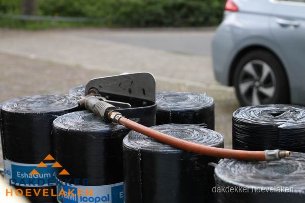 Rollen bitumen dakbedekking EshaGum klaar voor installatie in Hoevelaken Rollen bitumen dakbedekking EshaGum klaar voor installatie in Hoevelaken
